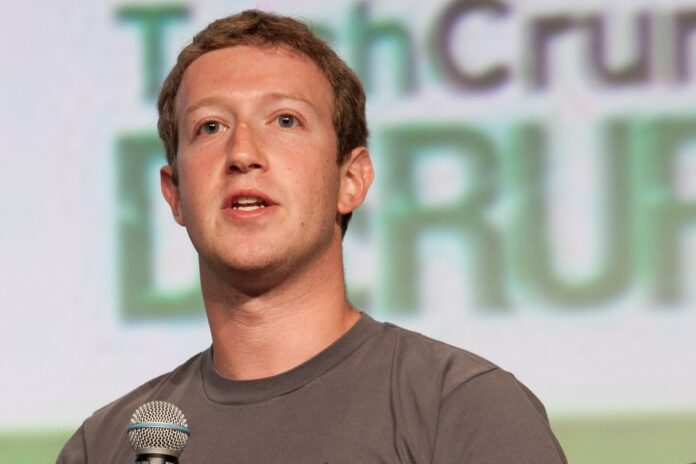 Mark Zuckerberg taler i mikrofon